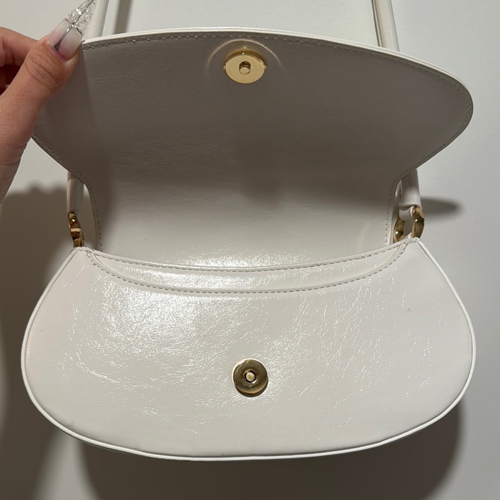 Chic White Shoulder Bag - Picture 4 of 5